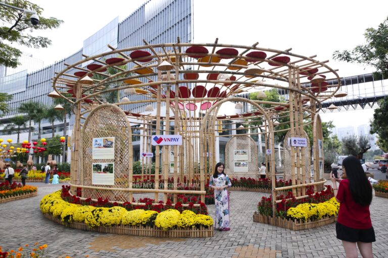 Trưng bày ảnh “Dáng ngựa xuân” tại Đường hoa Phú Mỹ Hưng Tết Bính Ngọ 2026